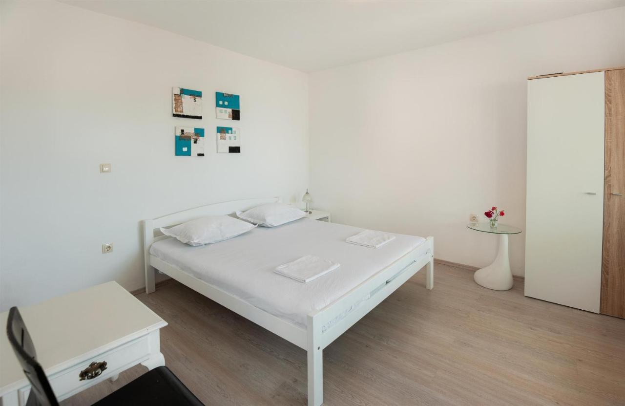 Apartments Antonija Omis Luaran gambar